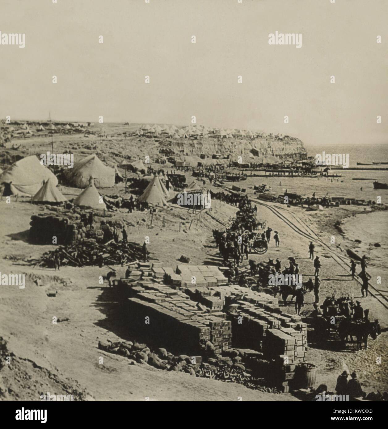 West Beach sulla baia di Suvla, Gallipoli, dopo 20.000 British sbarcati durante il WW1, il 6 agosto 1915. La battaglia di Scimitar Hill seguita il 21 agosto ma non è riuscito a collegarsi con i settori di Anzac al sud. La posizione è stata abbandonata nel dic. 1915 (BSLOC 2017 1 150) Foto Stock