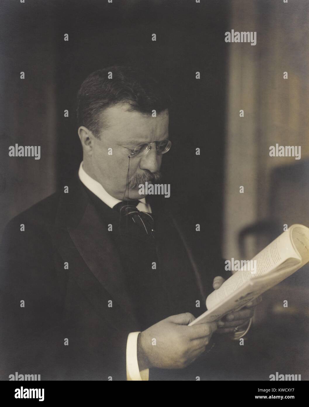 Presidente Theodore Roosevelt, lettura in 1904 foto di J. Martin Miller (BSLOC 2017 4 58) Foto Stock