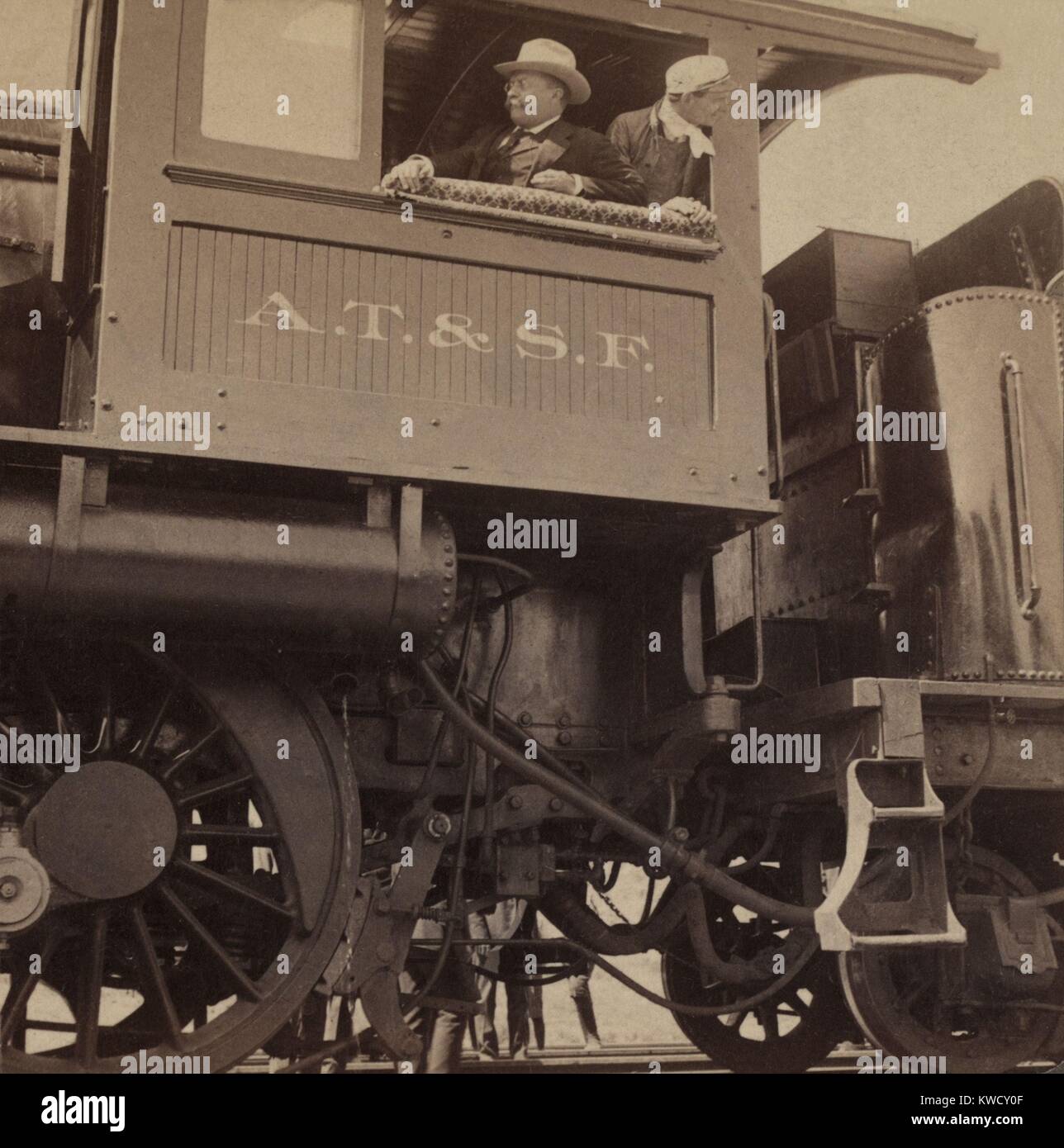 Theodore Roosevelt nella cabina di un Atchison, Topeka e Santa Fe Railroad Company locomotiva, 7 maggio 1903. Durante il suo Tour occidentale di 1903, TR divertito in sella a motore del treno presidenziale (BSLOC 2017 4 71) Foto Stock