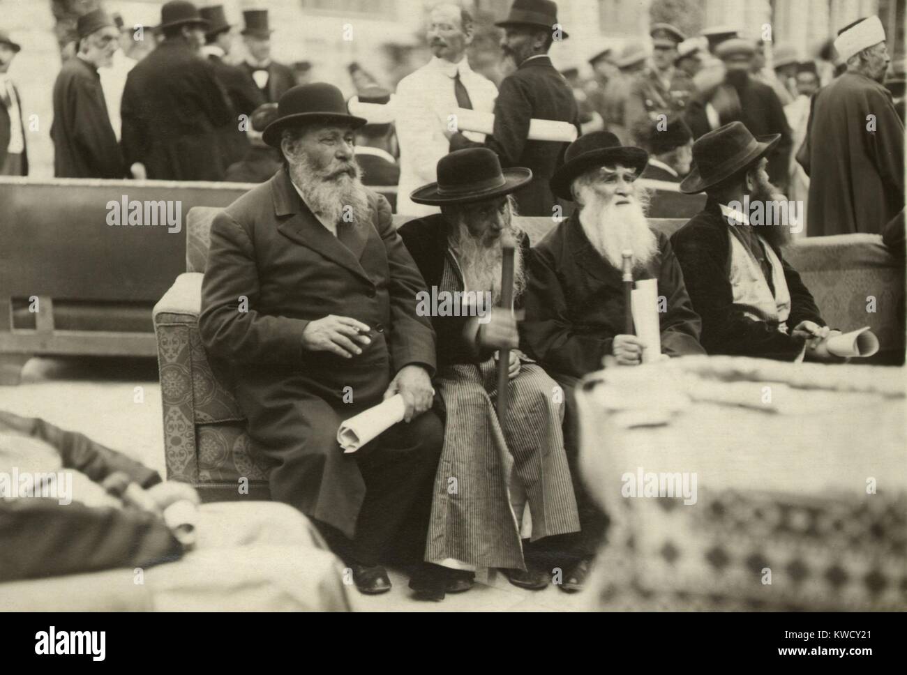 Rabbini ebrei azienda Sir Herbert Samuels annuncio di supporto mi Abdullah bin al-Hussein. Gerusalemme, 7 luglio 1920. Abdullah divenne presto l'emiro del mandato britannico della Transgiordania (BSLOC 2017 1 181) Foto Stock