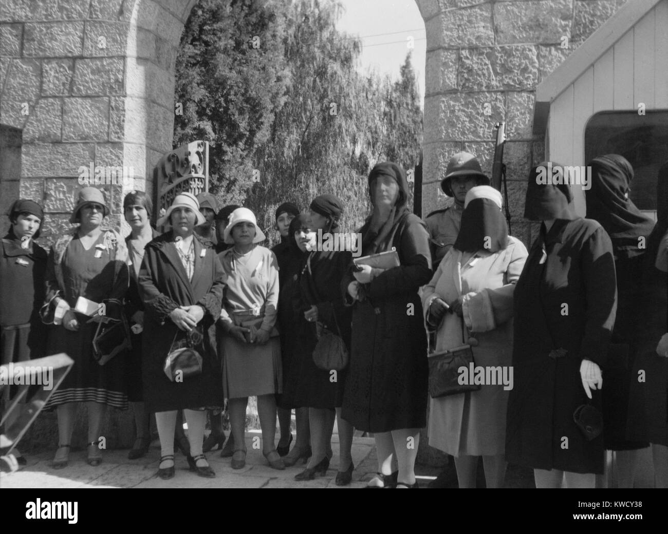 Arab womens protesta delegazione presso la residenza del per l'alto commissario, Sir John cancelliere. Le donne portano una combinazione di western e tradizionali veli islamici (BSLOC 2017 1 194) Foto Stock