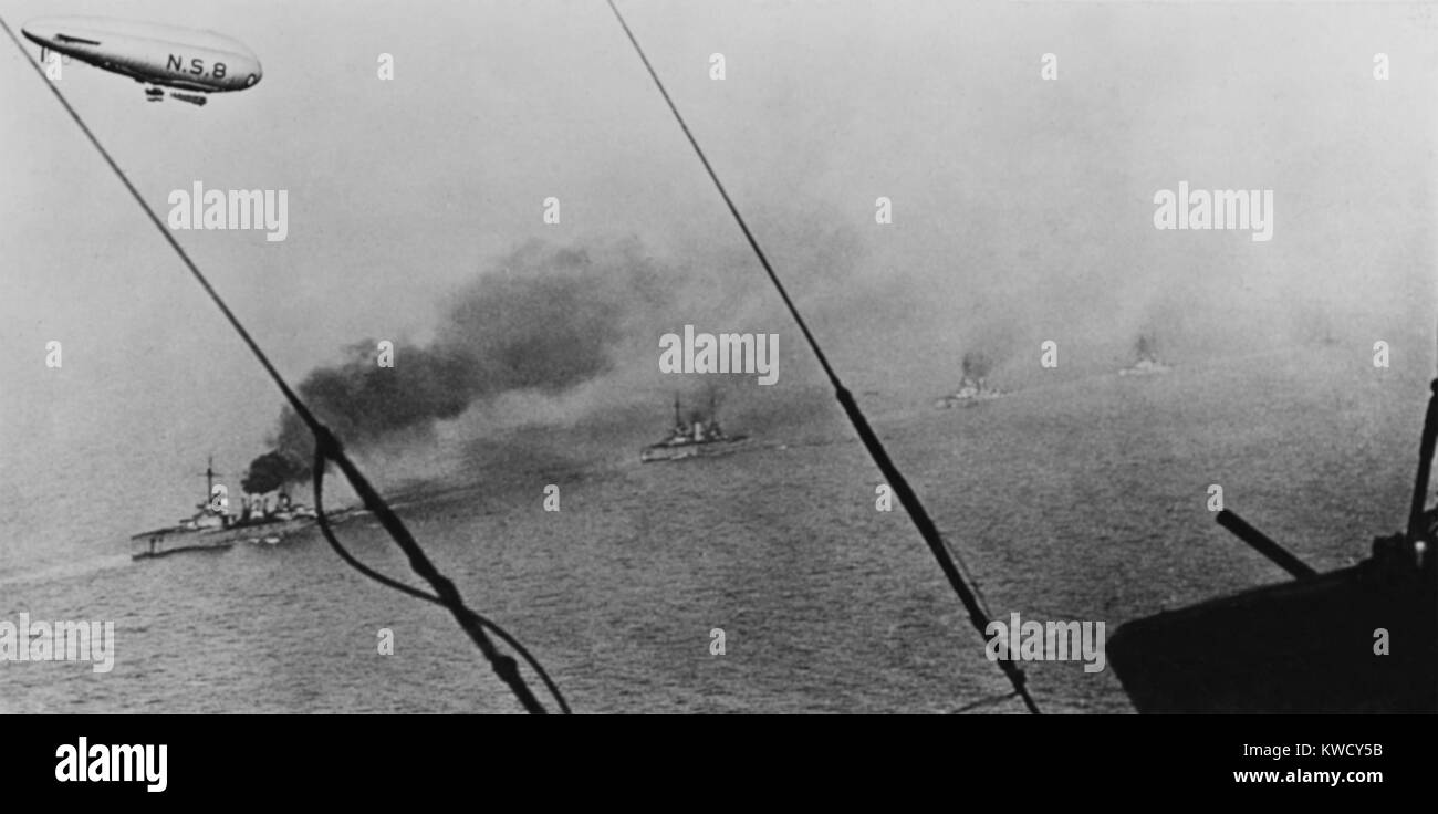 German battlecruisers vapore verso Scapa Flow, nelle isole di Orkney, Scozia, nov-dic. 1918. British dirigibili librarsi sopra. A seguito della sconfitta tedesca nella prima guerra mondiale, 74 navi della Imperial Navys alto mare flotta furono internati presso la Scapa Flusso in attesa di una decisione (BSLOC 2017 1 28) Foto Stock