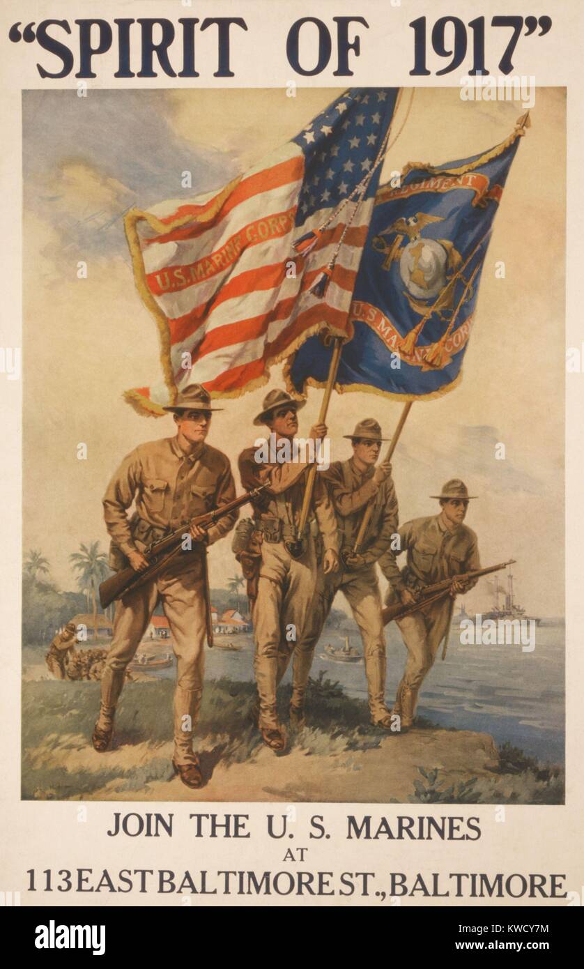 Spirito di 1917. Marines su una spiaggia, portando i fucili e bandiere. American Guerra Mondiale 1 poster di reclutamento da Howard Chandler Christy, 1917 (BSLOC 2017 1 51) Foto Stock