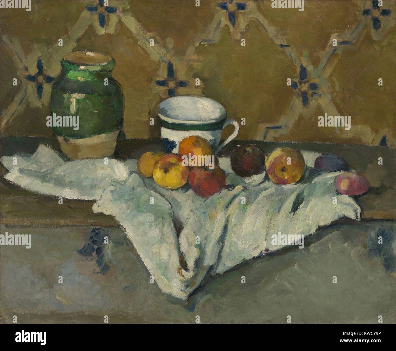 Ancora vita con i jar, coppa, e mele, di Paul Cezanne, 1877, francese Post-Impressionist pittura ad olio. Gli sfondi modello diagonale continua nelle pieghe del panno bianco (BSLOC 2017 5 21) Foto Stock