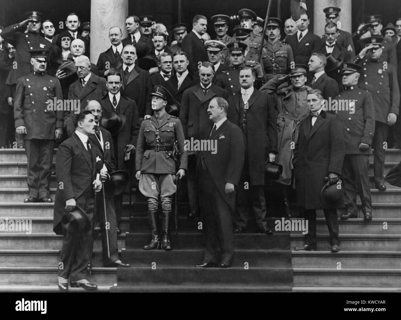 Il Principe di Galles, il futuro Edoardo VIII, della Gran Bretagna, in New York City, 1919. Che indossa una uniforme militare, e in piedi sui gradini della Woolworth Building, egli è circondato da notevoli uomini americani (BSLOC 2017 1 86) Foto Stock