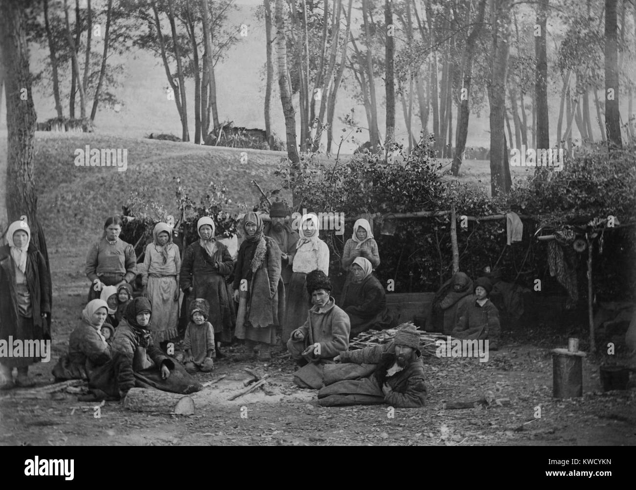 Russi accampati fuori durante le carestie del 1918-1921. WW1, la rivoluzione russa, la guerra civile e la siccità hanno contribuito al raccolto e la distribuzione di cibo guasto (BSLOC 2017 2 24) Foto Stock