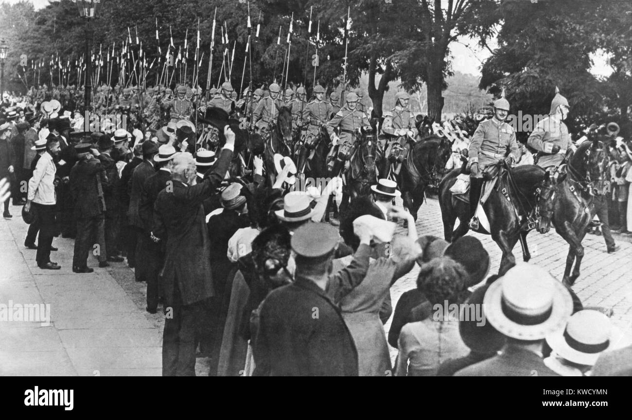 Berlin folla esulta truppe tedesche rubrica per la parte anteriore in agosto 1914, all'inizio della guerra mondiale 1 (BSLOC 2017 2 48) Foto Stock