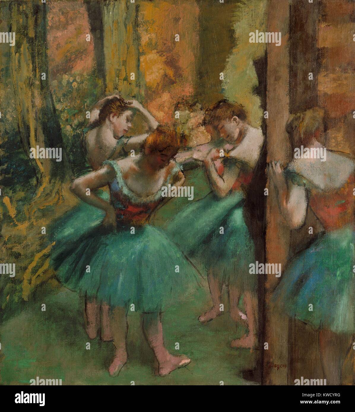 Ballerini, rosa e verde, di Edgar Degas, 1890, impressionista francese pittura, olio su tela. Il profilo scuro mostra un top-cappello patrono dell'Opera di Parigi, che è stato consentito di essere guardate i ballerini in ali durante una performance (BSLOC 2017 3 110) Foto Stock
