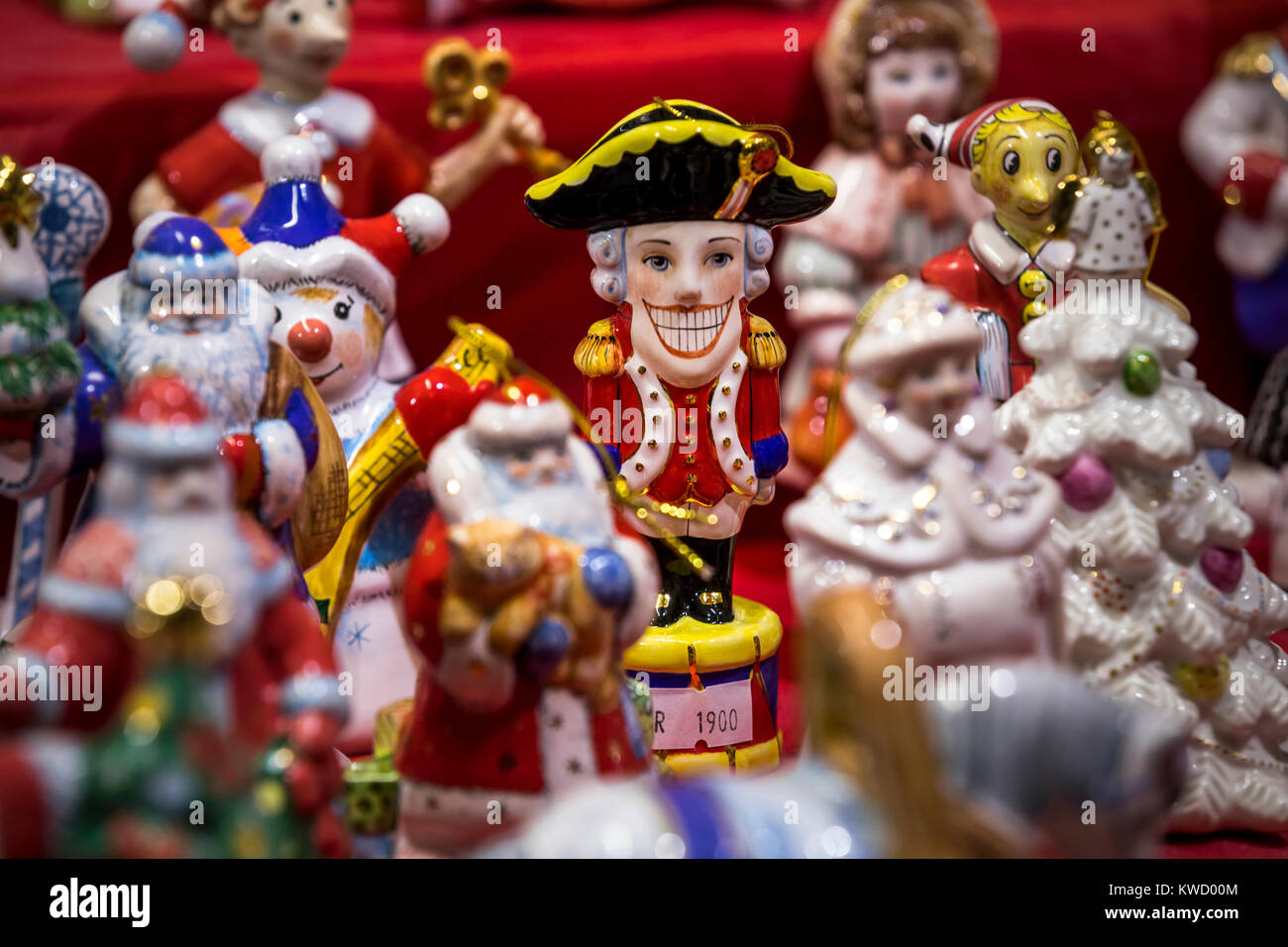 Lo schiaccianoci's toy poggia sul contatore tra il russo il nuovo anno di bambole durante il Nuovo Anno e vacanze di Natale Foto Stock