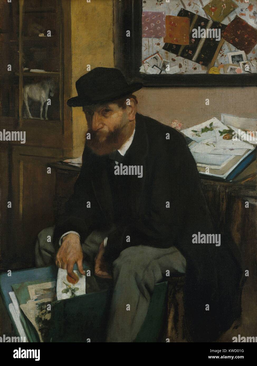 Il collezionista di stampe, di Edgar Degas, 1866 impressionista francese pittura, olio su tela. Informalmente pone come se in una candida foto, i venditori di stampa include l'inventario comune litografie colorate di fiori e più esotica tessuti giapponesi (BSLOC 2017 3 99) Foto Stock