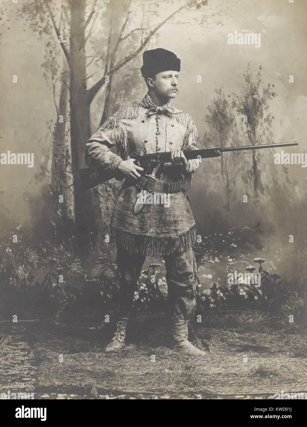 Theodore Roosevelt, in daino tuta di caccia, tenendo fucile in 1885 ritratto in studio. Ha progettato la tuta se stesso, che è stato creato per lui da un Dakotan donna, la sig.ra Maddox, famosa per la sua pelle di cervo camicie (BSLOC 2017 4 10) Foto Stock