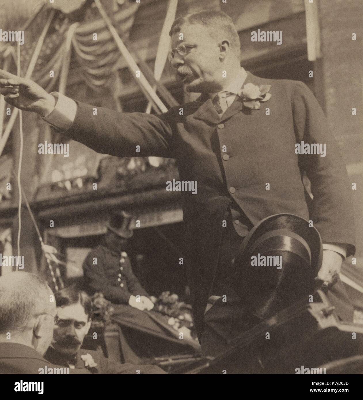 Theodore Roosevelt parlando con il suo braccio esteso e dito puntato. Willimantic, Connecticut, 23 agosto 1902, durante la sua Nuova Inghilterra parlando tour (BSLOC 2017 4 52) Foto Stock