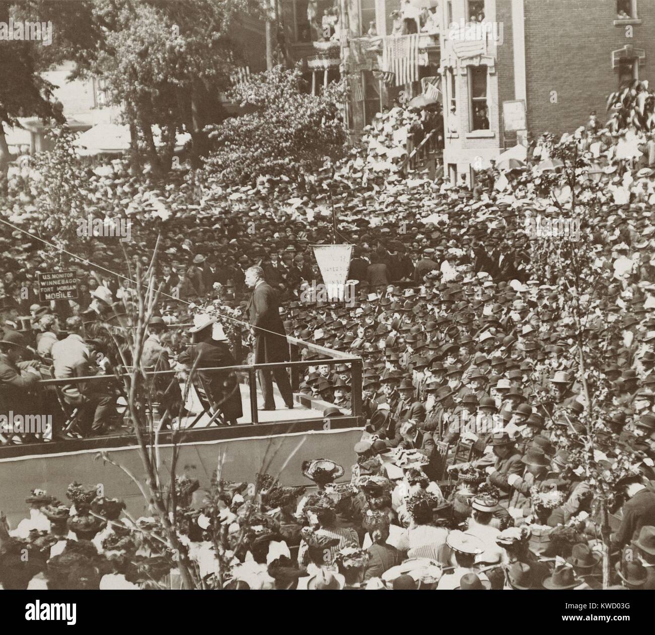 Theodore Roosevelt su una piattaforma che parla di un gruppo di grandi dimensioni possibilmente veterani, 1903. Un segno della piattaforma degli altoparlanti si legge: U.S. Monitor, Winnebago, Fort Morgan, Mobile. Posizione sconosciuta (BSLOC 2017 4 55) Foto Stock