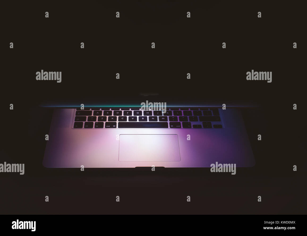 Computer portatile con il coperchio aperto e schermo brillante Foto Stock