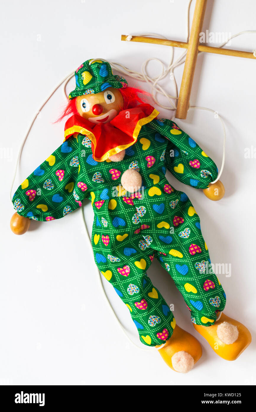 Clown puppet con stringhe impostato su sfondo bianco Foto Stock