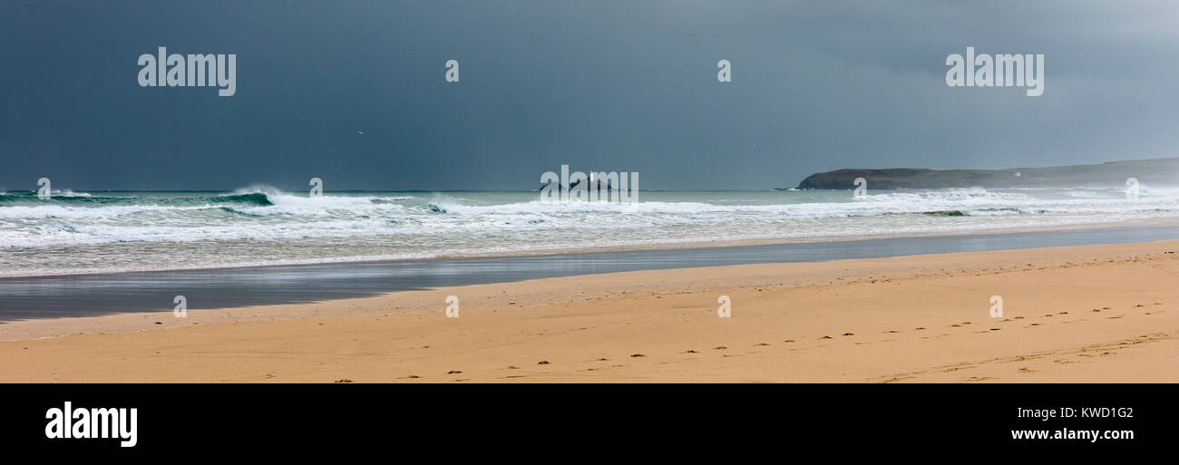 Sabbia, mare, cielo, Gwithian Beach, Hayle, St Ives, Cornwall, England Regno Unito Foto Stock