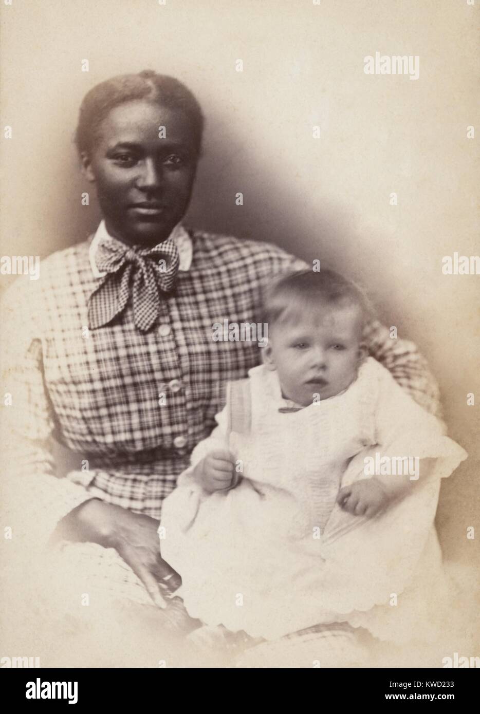 Giovane africano donna americana detiene un bianco baby, c. 1870-1880. Foto di Salomone Nunes Carvalho (BSLOC 2017 20 110) Foto Stock