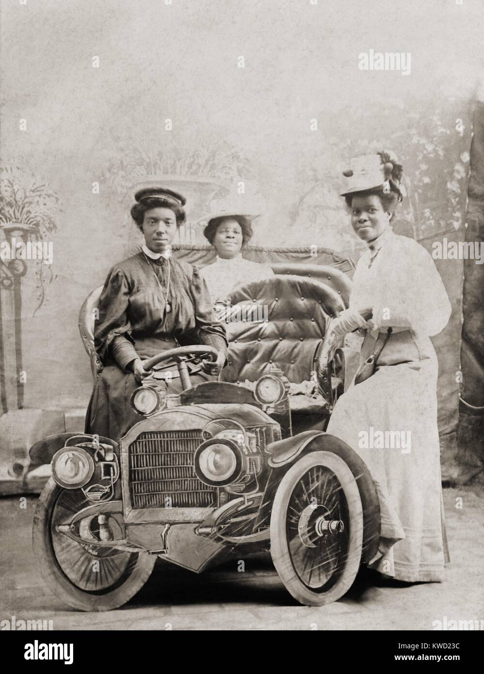 Tre donne afro-americano poste con studio prop automobile, c. 1905-1915. La donna in piedi a destra è Nannie Helen Burroughs, futuro educatore, religiosi e leader dei diritti civili (BSLOC 2017 20 118) Foto Stock