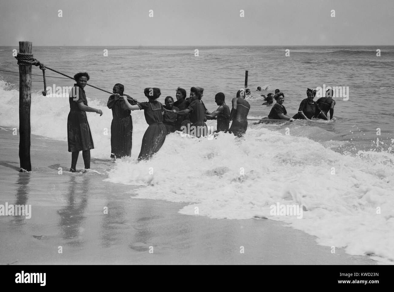 Gli afroamericani per godersi la spiaggia a Asbury Park, New Jersey, nel luglio 1908. Le donne sono vestiti in abiti di balneazione e calze come essi svolgono nel surf (BSLOC 2017 20 122) Foto Stock