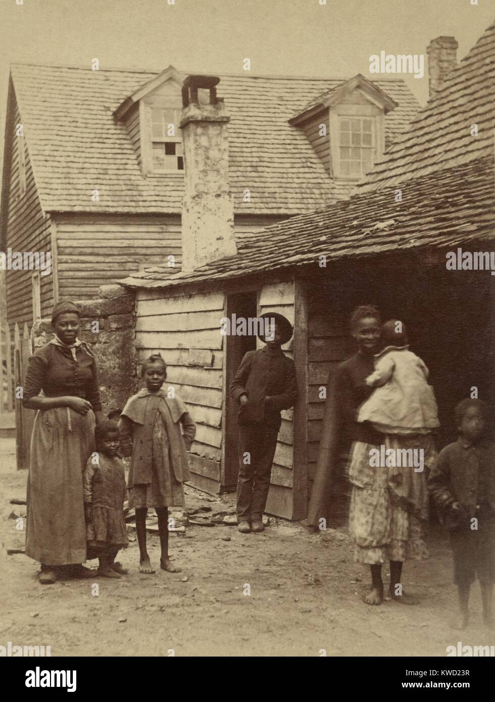 Ritratto di una famiglia americana africana in piedi di fronte a una casa, Sant'Agostino, Florida, 1886. Foto di George Barker (BSLOC 2017 20 124) Foto Stock