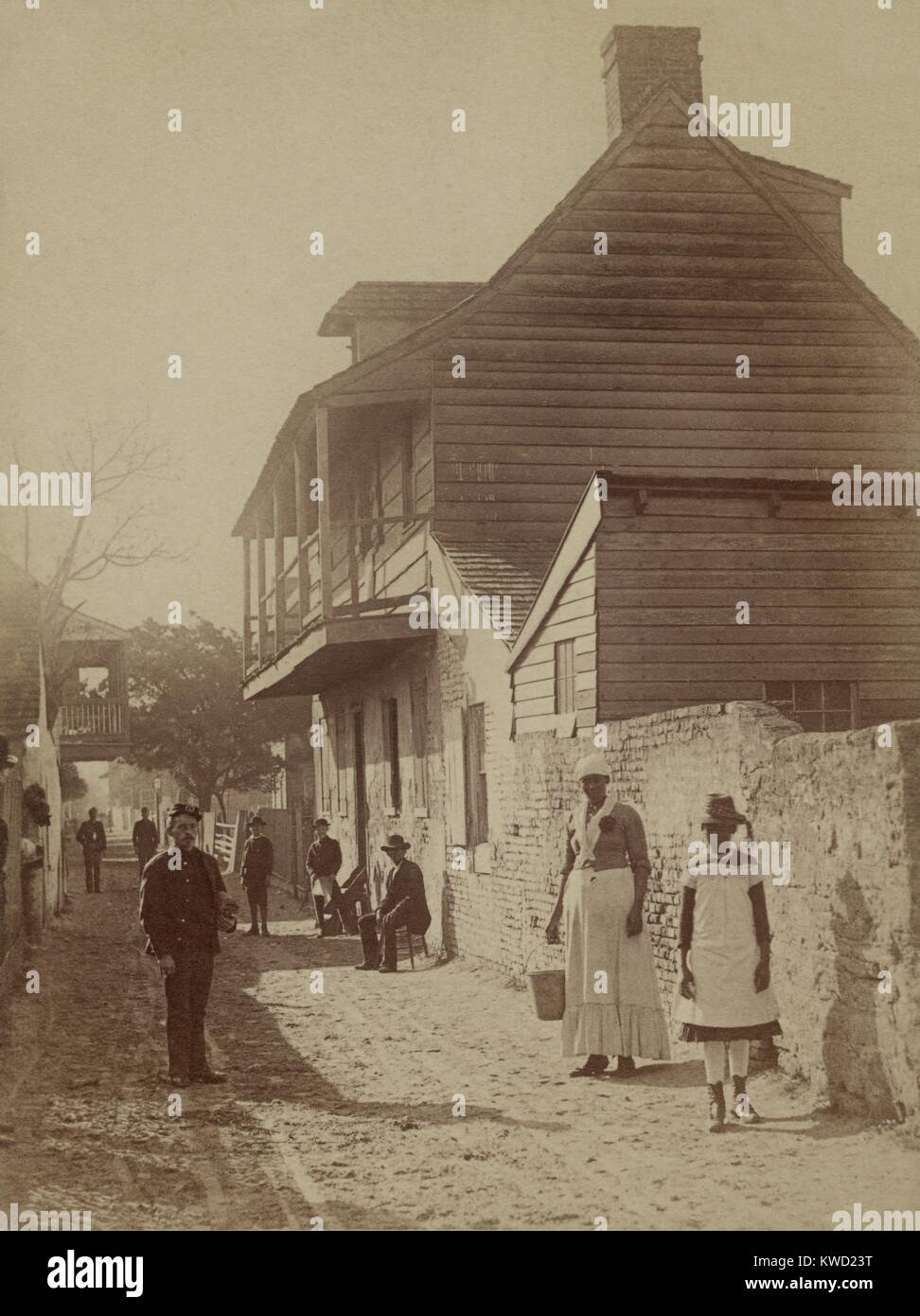 Scena di strada con un soldato, due americano africano donne e altri in Sant'Agostino, Florida, 1886. Foto di George Barker (BSLOC 2017 20 125) Foto Stock