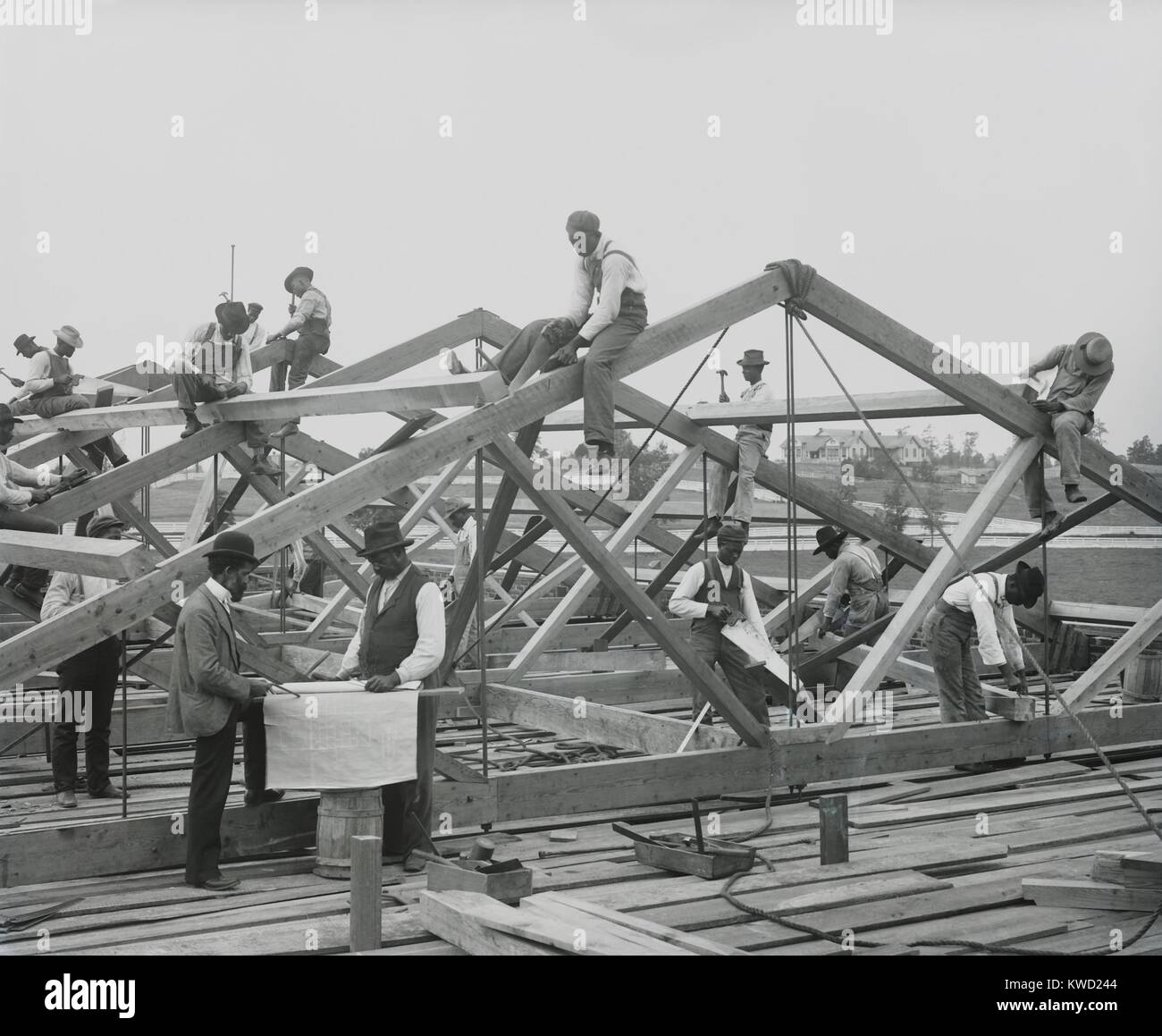 Istituto di Tuskegee agli studenti la costruzione di un tetto in 1902. Durante il lavoro hanno imparato la costruzione di capacità professionali e fece erigere edifici dell'Alabama college per gli afroamericani. Foto di Frances Benjamin Johnston (BSLOC 2017 20 131) Foto Stock