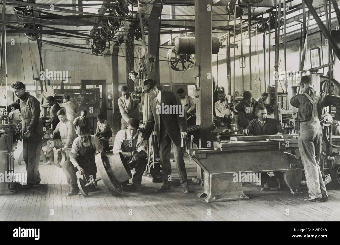 Gli afroamericani learning meccanica industriale nella macchina Divisione all istituto di Tuskegee, 1902 (BSLOC_2017_20_133) Foto Stock