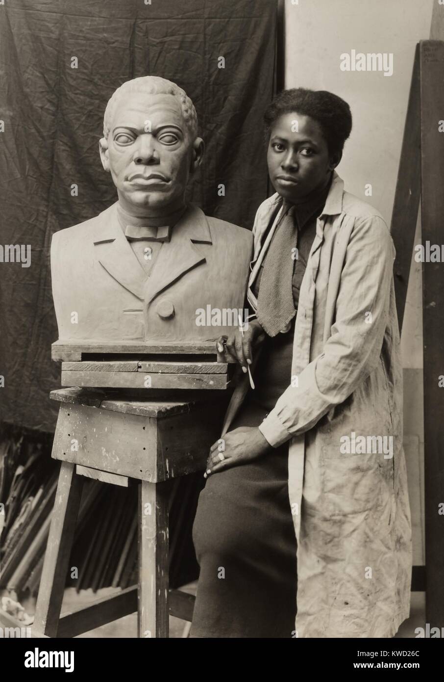 African American scultore, Selma Burke, con il suo busto di Booker T. Washington, c. 1936. Il ritratto è una delle sue opere di WPA. La sua opera più conosciuta è un ritratto di onorare il presidente Franklin Roosevelt e le quattro libertà, effettuata dopo FDR sat per disegni ella durante 45 minuti di seduta alla Casa Bianca. Ella ha continuato una carriera vitale nella sua 80s ed è rappresentato molte collezioni del museo (BSLOC 2017 20 174) Foto Stock