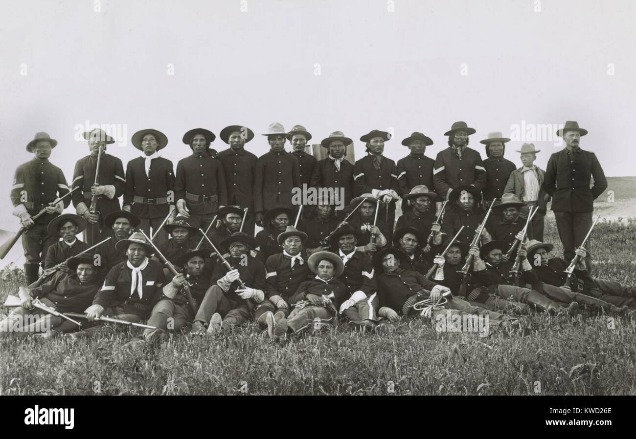 Lieut. John Pershing, Commander, con la sua truppa B Ogallala Indiani Sioux scout, noi cavalleria, 1891. Il gruppo pone al Pine Ridge Agency, South Dakota, diversi mesi dopo la Wounded Knee massacro (BSLOC 2017 20 176) Foto Stock