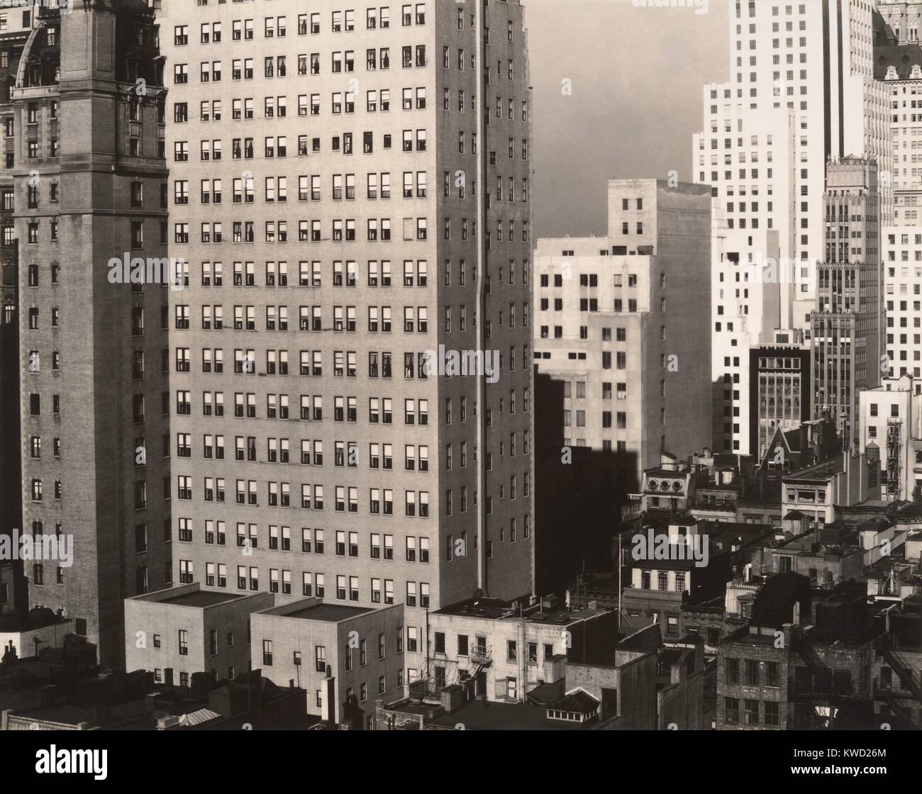 Dalla mia finestra in un AMERICAN PLACE, a nord, da Alfred Stieglitz, 1931. New York City edifici fotografati da Stieglitzs XVII-piano galleria d'arte, un American Place, a 53rd Street e Madison Avenue (BSLOC 2017 20 181) Foto Stock