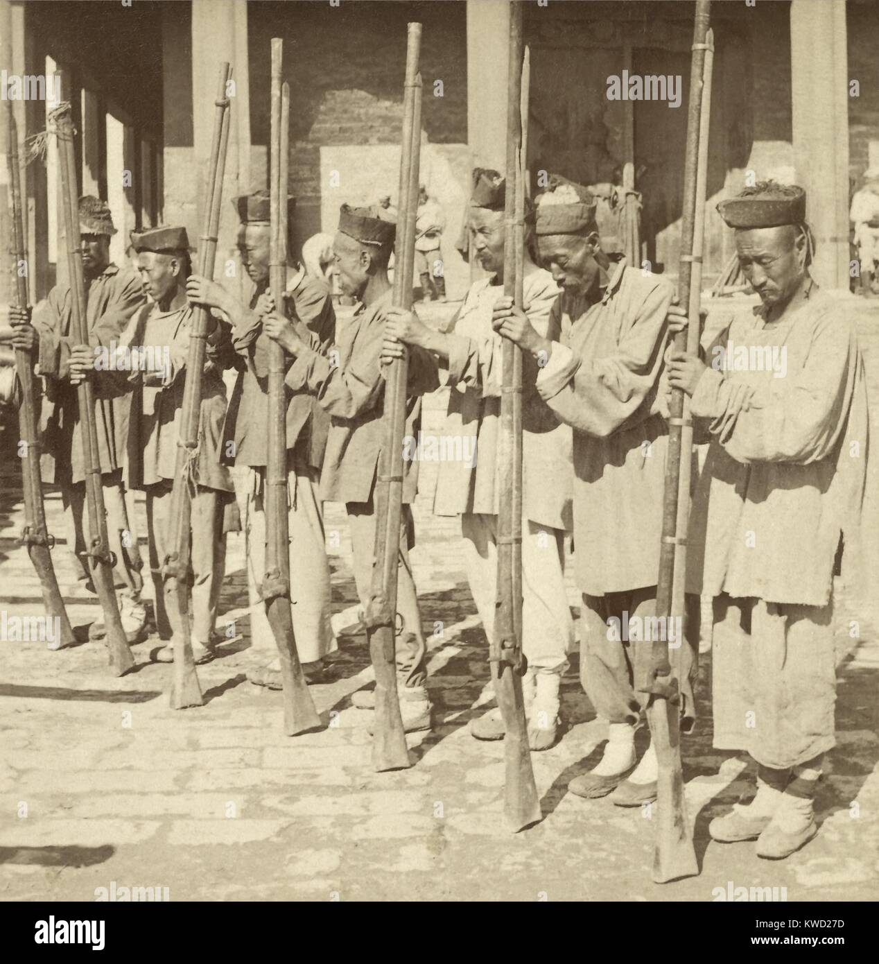 In Tianjin (Tientsin), Cina, Boxer soldati ribelli erano armati di pistole  antiche, giugno-luglio 1900. La regolare esercito cinese è stata condannata  a lato con il Boxer quando Western e soldati giapponesi hanno