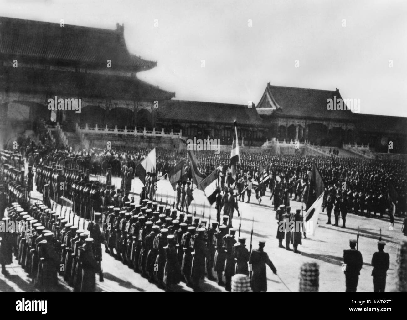 L'Alleanza Eight-Nation assemblati a Pechino in seguito alla sconfitta del Boxer Rebellion. Entro motivi storici della Città Proibita di Pechino, Cina, gli alleati hanno celebrato la vittoria su nov. 28, 1900. Immediatamente identificabili le bandiere in immagine: Italia, Francia, Germania, Russia e Giappone (BSLOC 2017 20 31) Foto Stock