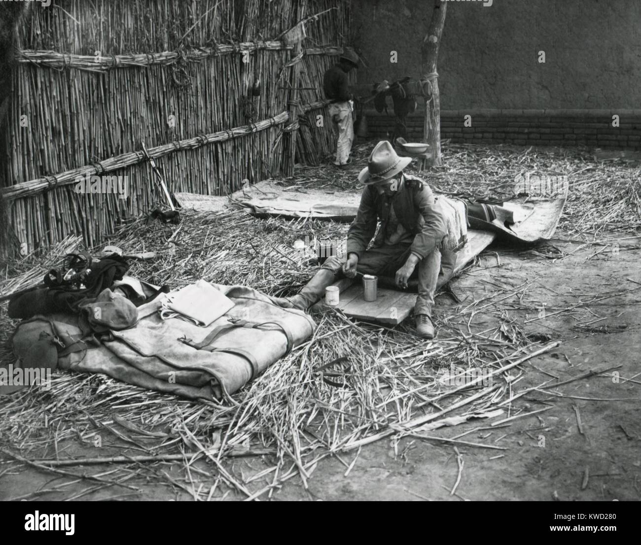 Soldato americano, Lt. Stamford, mangiando le conserve di razioni alimentari nel suo letto in Cina, Aug-Sept. 1900. Il noi era parte di una Alleanza Eight-Nation spedizione in rilievo, per proteggere diplomatici stranieri durante l'anti-estera Boxer Rebellion (BSLOC 2017 20 34) Foto Stock