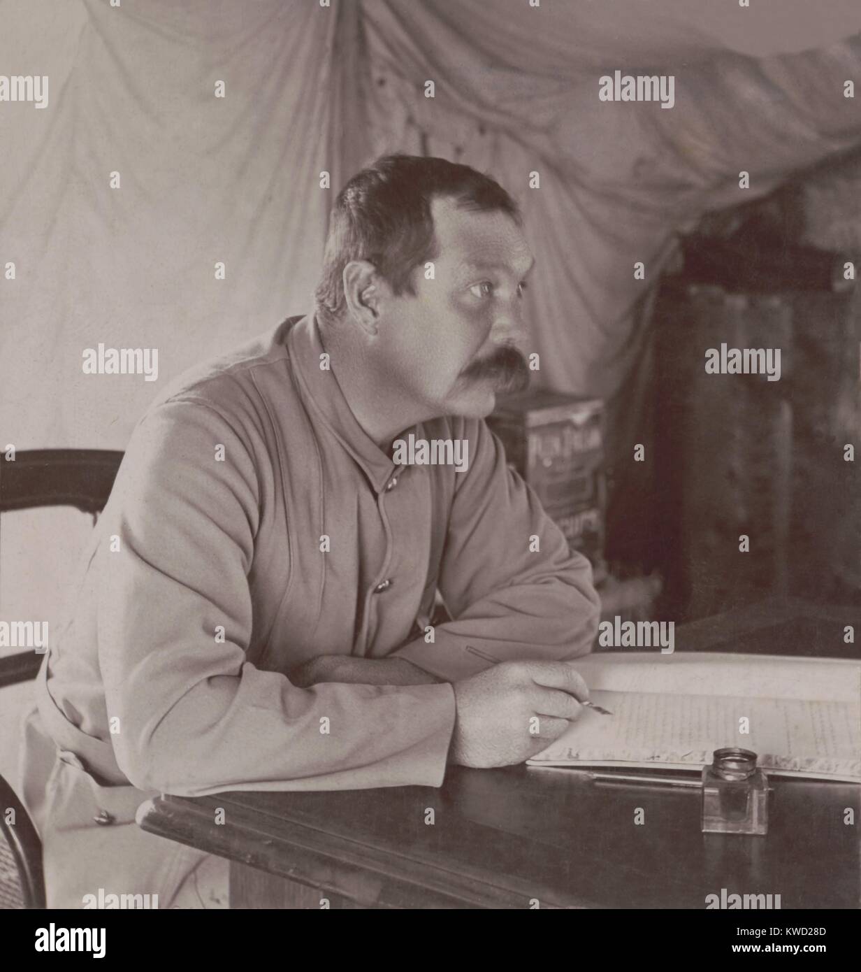 Autore britannico Conan Doyle nella sua tenda a Bloemfontein, in Sud Africa nel 1900. Egli stava scrivendo la grande guerra boera, pubblicato nel 1900. Ha pubblicato il suo libro dopo la riuscita offensiva britannica del gen.-sett. 1900. Infatti, insurrezione boera ha continuato fino a maggio 1902 (BSLOC 2017 20 43) Foto Stock