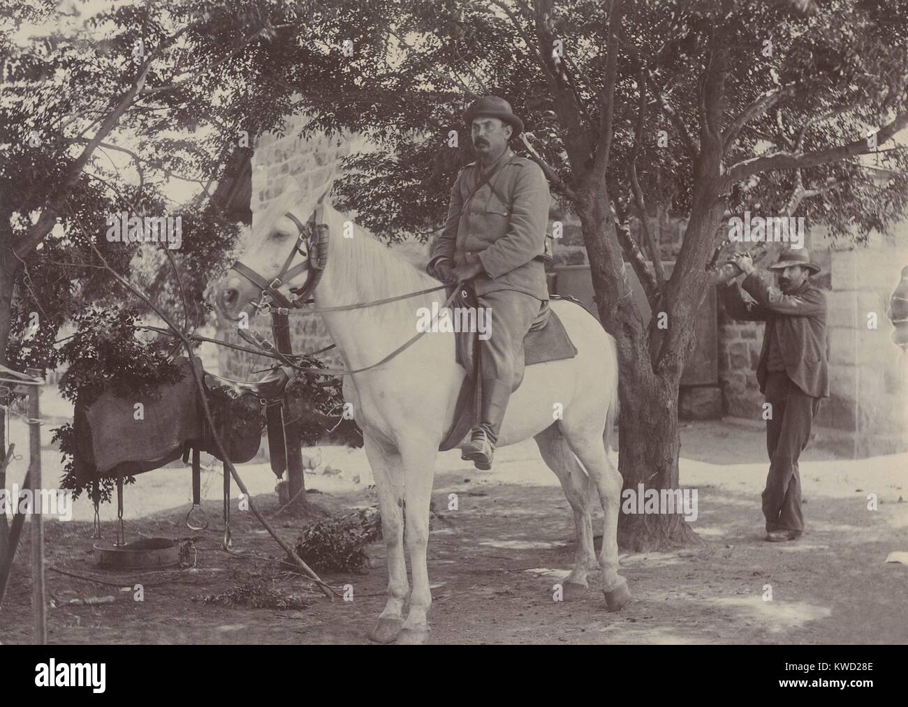 Afrikaner generale Louis Botha, durante la guerra di Boer con la Gran Bretagna, 1899-1900. Nel 1910, divenne il primo Primo Ministro dell'unione della Sudafrica, più tardi lo stato moderno, Repubblica del Sud Africa (BSLOC 2017 20 44) Foto Stock