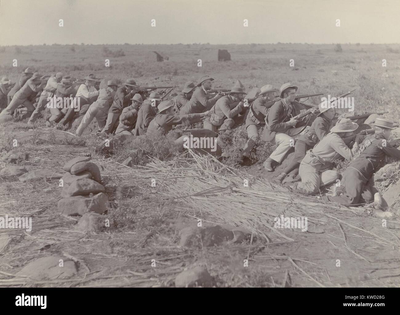 Boer soldati nel loro shallow trench durante i 217 giorni di assedio di Mafeking, nella guerra boera. Da ottobre 1899 a maggio 1900, Afrikaners terrà la città contro la British (BSLOC 2017 20 46) Foto Stock