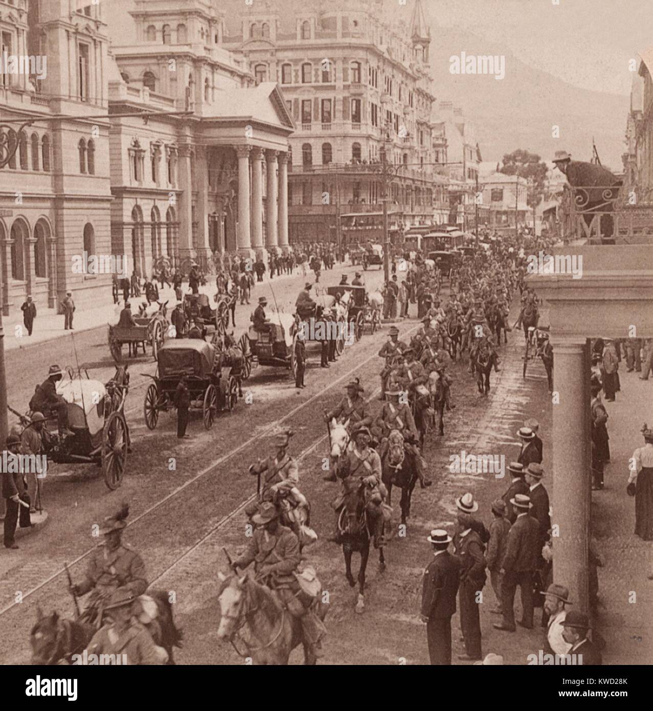 Imperial Light Horse reggimento marciando verso il basso Adderly San a Cape Town, Feb 26, 1900. I rinforzi sono stati lungo il tragitto per il fronte di battaglia durante la guerra boera, Feb 26, 1900 (BSLOC 2017 20 49) Foto Stock