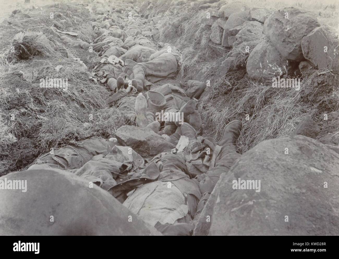 Soldati britannici giacciono morti nel loro shallow trench dopo la battaglia di Spionkop, GEN 23-24, 1900. Facevano parte della forza di tentare di rompere il Afrikaner assedio di Ladysmith, durante la guerra di Boer, 1899-1901 (BSLOC 2017 20 51) Foto Stock