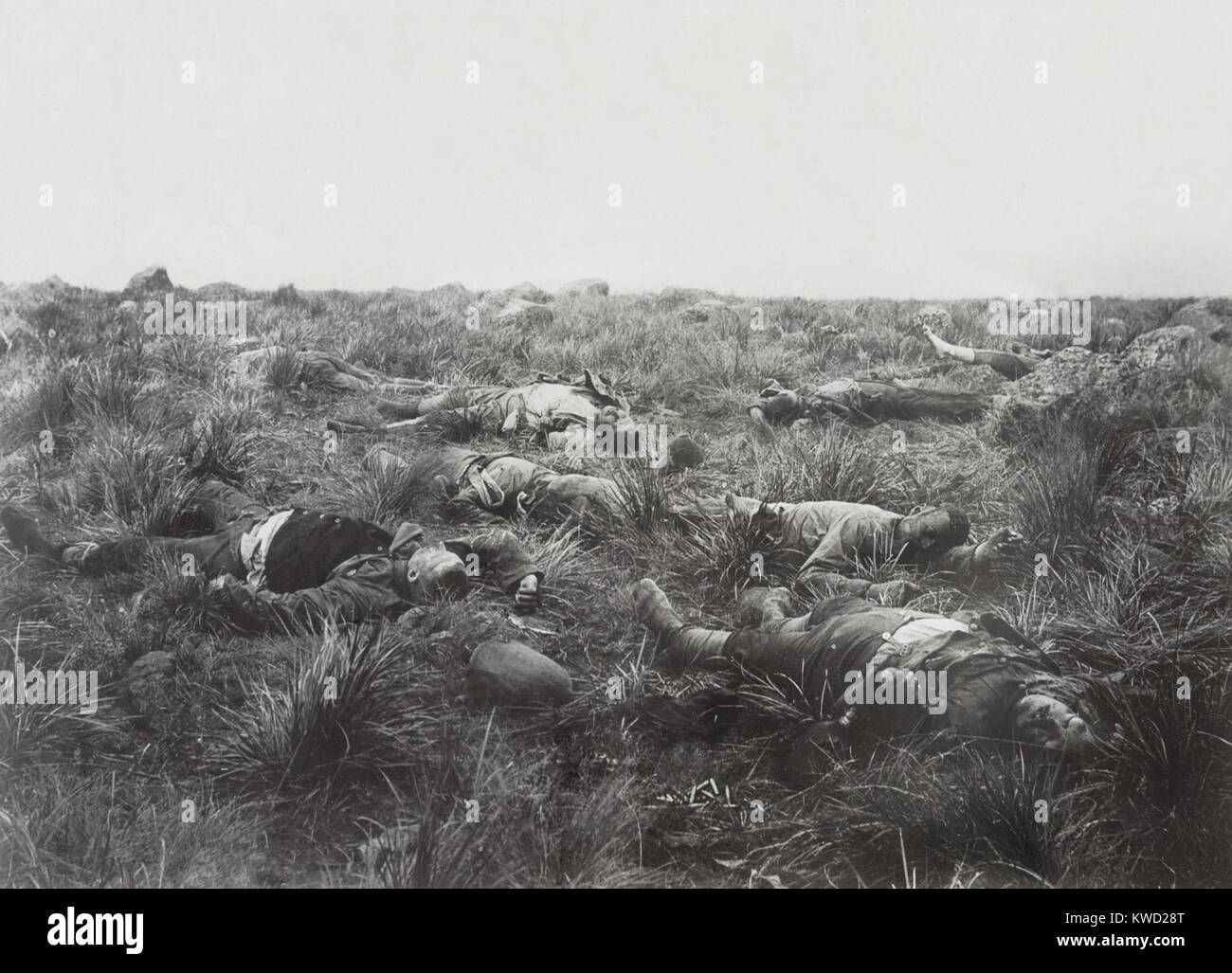 Morti i soldati britannici sul campo dopo la battaglia di Spionkop, GEN 23-24, 1900. Facevano parte della forza di tentare di rompere il Afrikaner assedio di Ladysmith, durante la guerra di Boer, 1899-1901 (BSLOC 2017 20 52) Foto Stock