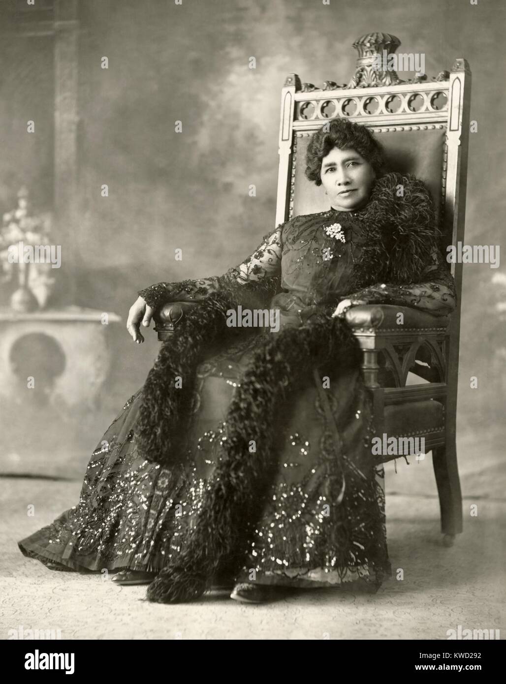 La principessa Liliuokalani seduto in una sedia coronato che ha segnato il suo posto nel palazzo sala da pranzo, c. 1880 (BSLOC_2017_20_58) Foto Stock