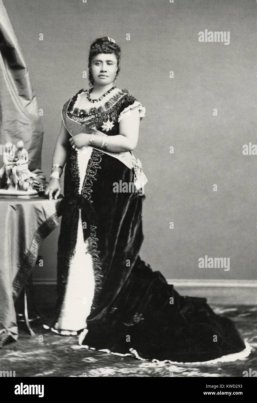 La principessa Liliuokalani standing, indossando l'ordine reale e nastro di Kalakaua, c. 1883-1890. La foto è stata scattata quando suo fratello David Kalakaua, regnò dal 1874-1891 (BSLOC 2017 20 59) Foto Stock