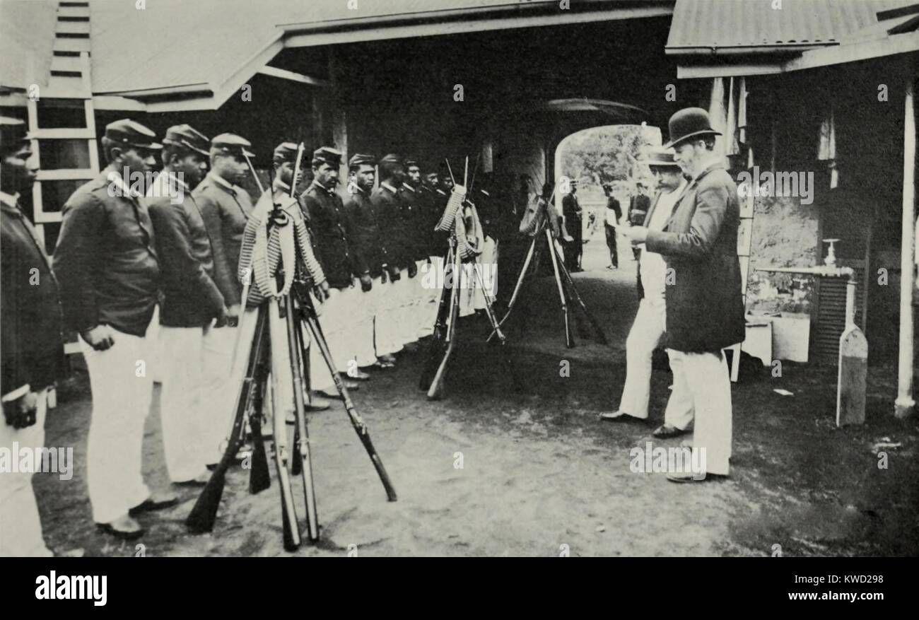 Regina Liliuokalanis guardie domestici sciolto da Col. J.H. Soper, dopo monarchys rovesciare. Gennaio 1893 (BSLOC_2017_20_61) Foto Stock