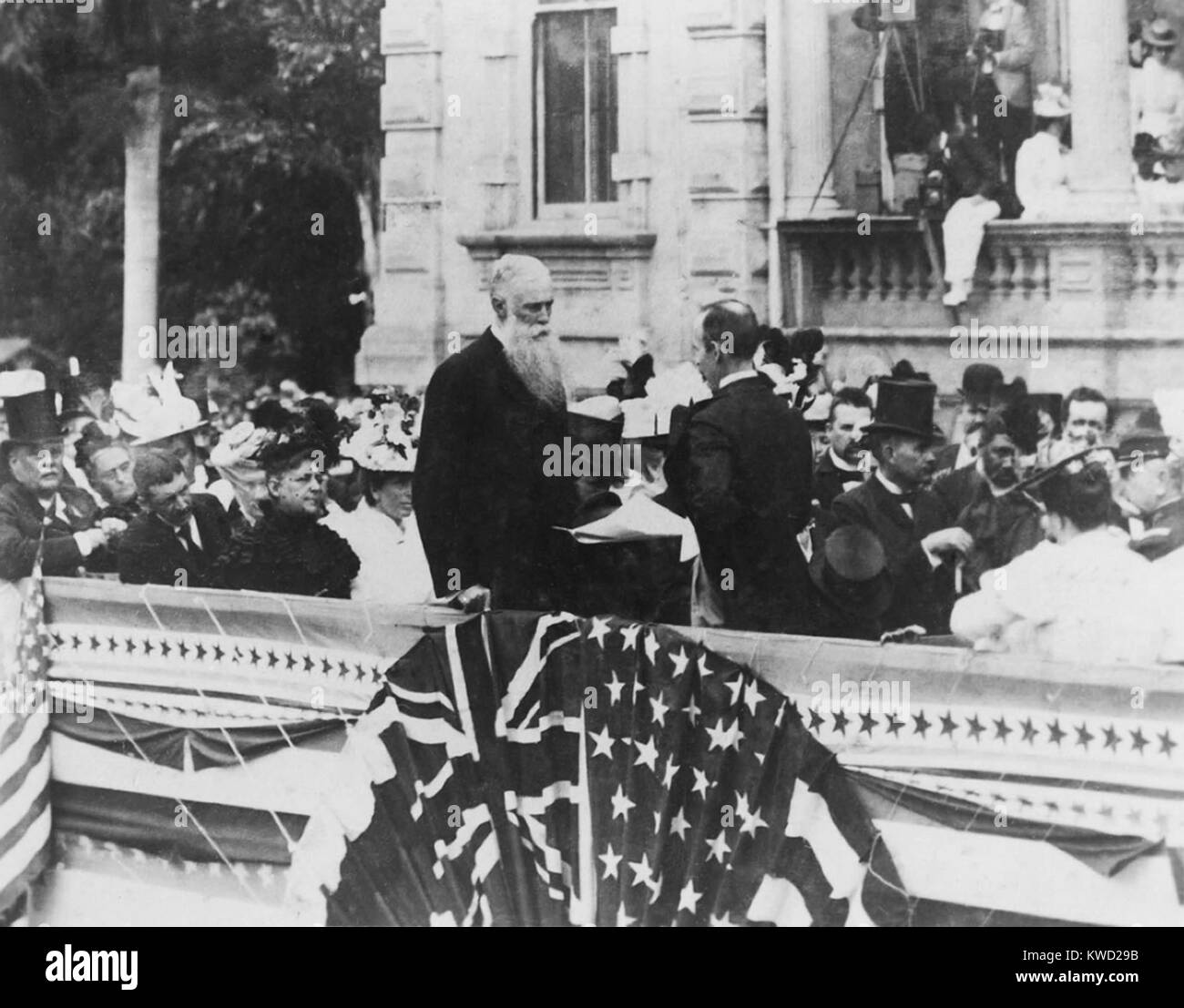 Sanford Dole è prestato giuramento come Presidente della Repubblica delle Hawaii, 4 luglio 1894. Quando il suo governo fissato Hawaiis annessione dagli Stati Uniti, divenne il primo governatore territoriale delle Hawaii il 14 giugno 1900. La bandiera americana visualizza il segnale di speranza per noi annessione (BSLOC 2017 20 64) Foto Stock