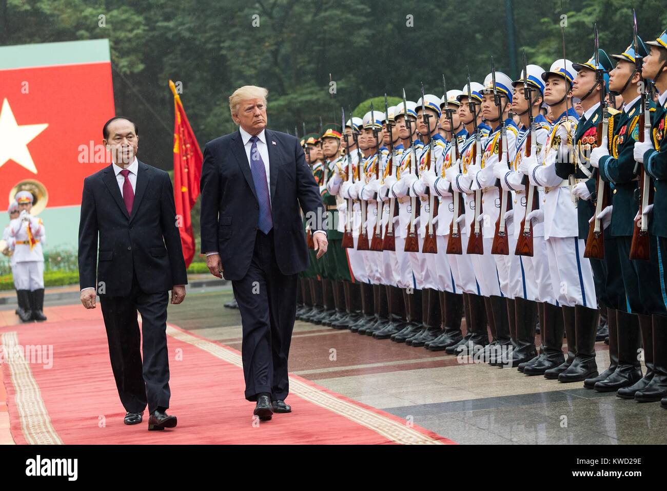 Presidente Donald Trump e Presidente vietnamita Quang truppe di revisione ad Hanoi, nov. 12, 2017. Trump è stato ben ricevuto, come la sua critica della Cina risuonava con Vietnams tradizionale la diffidenza del loro potente vicino del nord (BSLOC 2017 20 66) Foto Stock