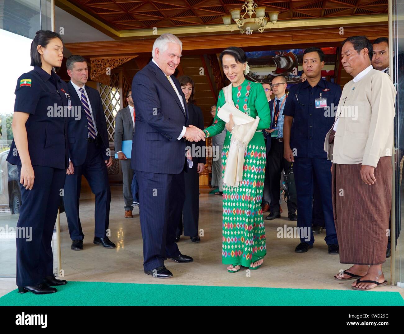 Sec. di stato, Rex Tillerson, si incontra con i birmani consigliere di Stato a Aung San Suu Kyi, Nov, 14, 2017. Delle Nazioni Unite riconosce il 1989 cambiamento di nome della Birmania a Myanmar, ma gli Stati Uniti e il Regno Unito non. (BSLOC 2017 20 68) Foto Stock