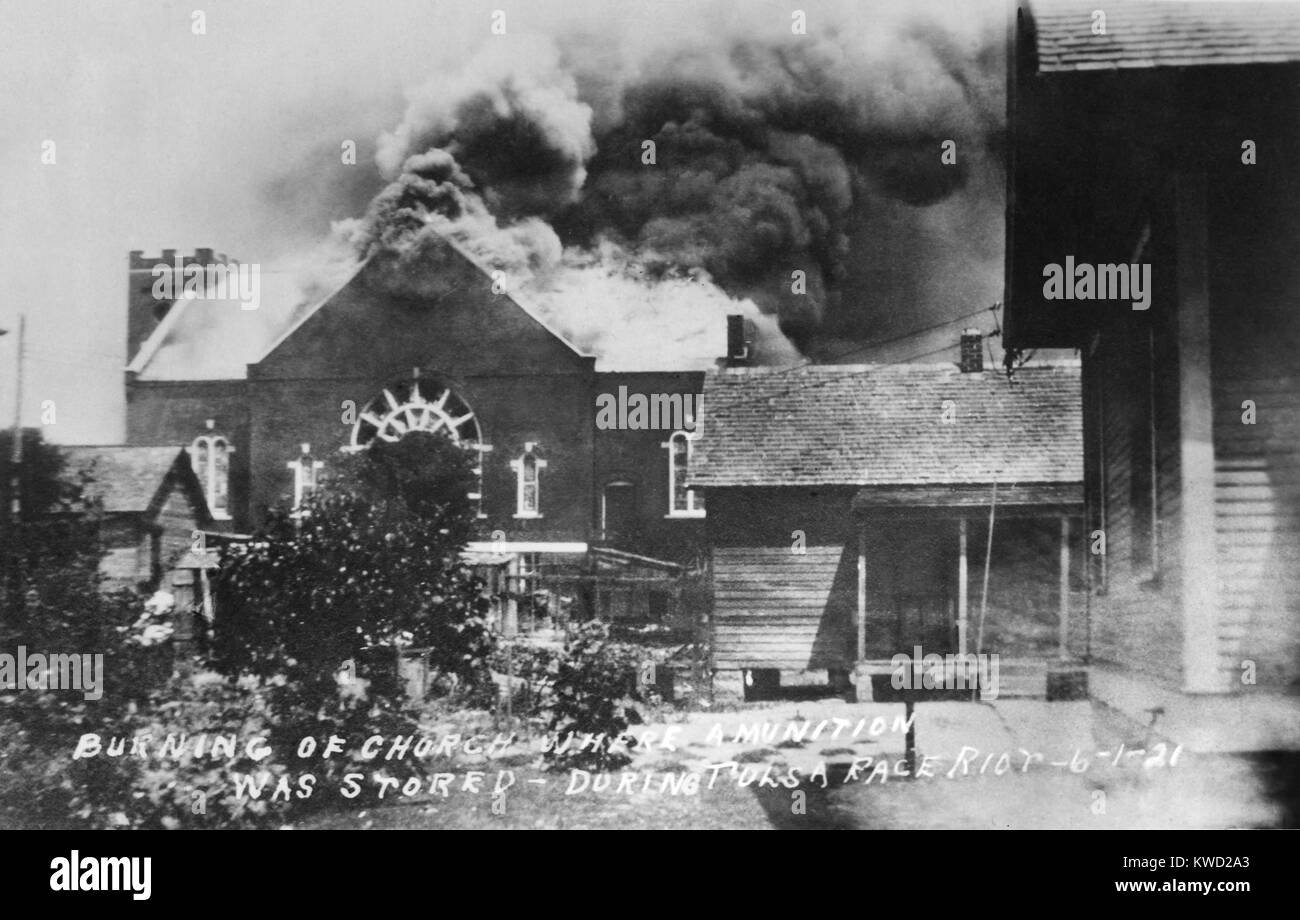 Titolo cartolina recita: masterizzazione di chiesa dove le munizioni erano Stored-During Tulsa Race Riot-6-1-21. Mt. Sion chiesa battista di ustioni durante la gara di Tulsa tripudio di Giugno 1, 1921. La congregazione aveva pagato $50.000 del suo $85.000 ipoteca prima chiesa fu completamente distrutta la Chiesa nella sezione di Greenwood della città. Dopo la sommossa hanno completato i pagamenti (BSLOC 2017 20 79) Foto Stock