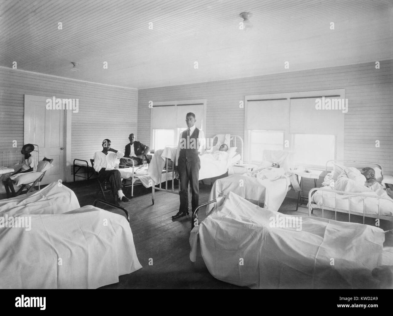 Pazienti il recupero dagli effetti di Tulsa gara tripudio di giugno 1921 nella Red Cross hospital. La Croce Rossa foto è datata 1 nov. 1921, indicando che questi pazienti hanno speso oltre 4 mesi in ospedale (BSLOC 2017 20 83) Foto Stock