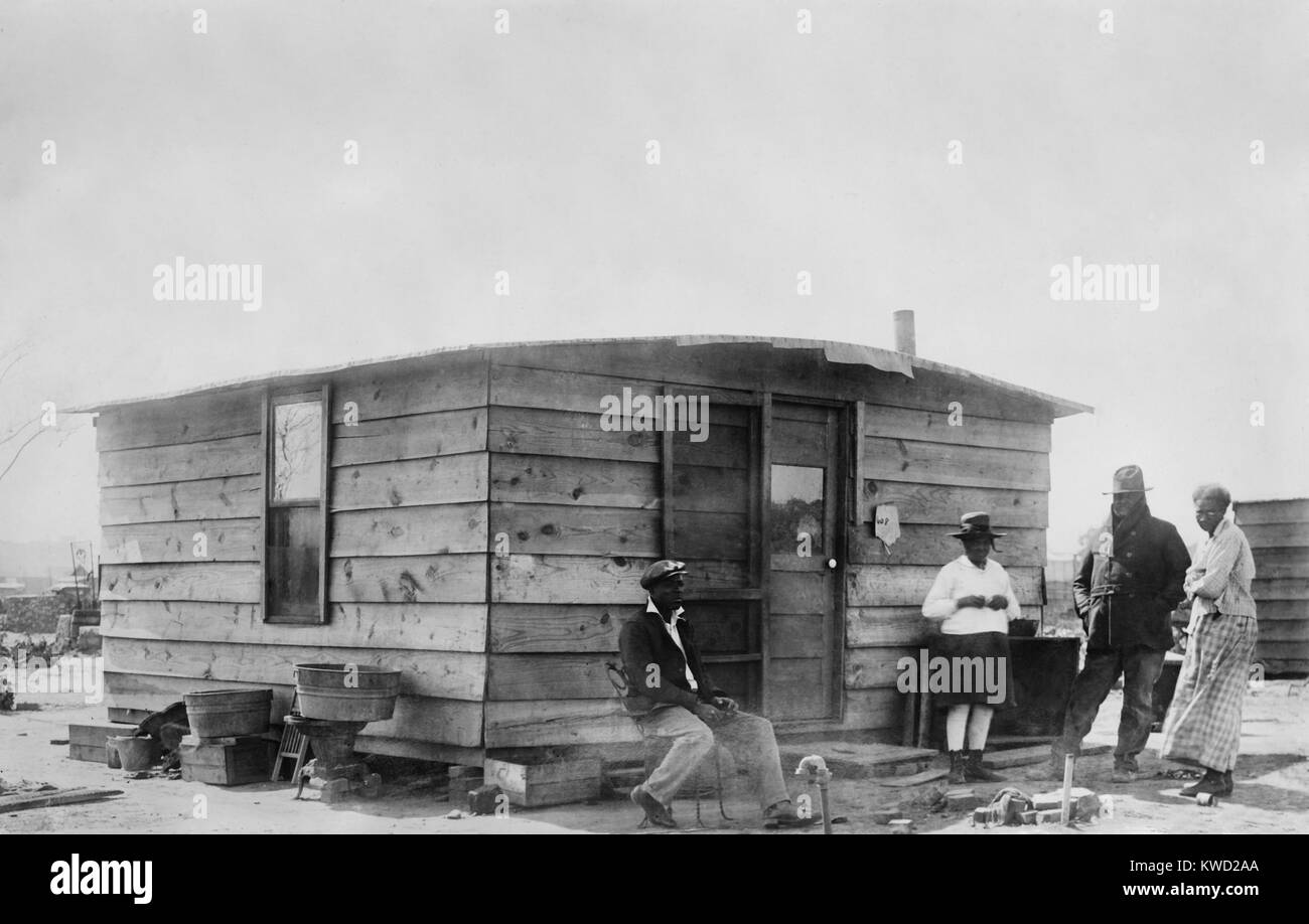Gli afroamericani stand al di fuori della loro semplice legno casa costruita dopo la gara di Tulsa tripudio di giugno 1921. (BSLOC 2017 20 84) Foto Stock