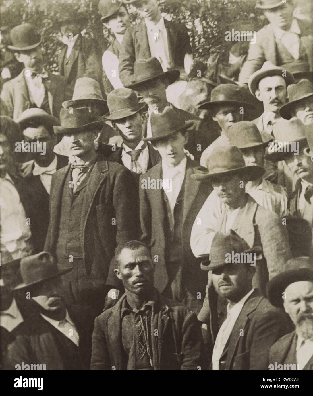 Americano africano, Robert Henson Hilliard, prima di essere bruciato in Tyler, Texas, 1897. Circondato da una folla, egli è stato accusato di aver violentato e ucciso una donna bianca (BSLOC 2017 20 87) Foto Stock
