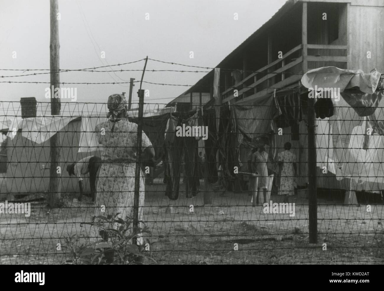 Migratori americano africano cannery lavoratori camp circondato da un filo spinato recinto. Il camp è stata la fabbrica del cannone Canning Company di Bridgeville, Delaware. Luglio 1940 foto da John Delano (BSLOC 2017 20 93) Foto Stock